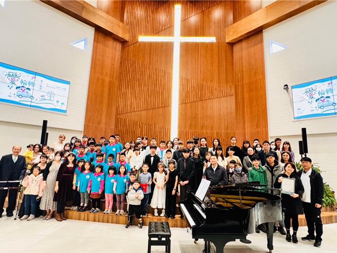 愛心音樂會今天在嘉義市南門長老教會舉行，家長及小朋友熱情響應。（林佳慈提供／廖素慧嘉市傳真）
