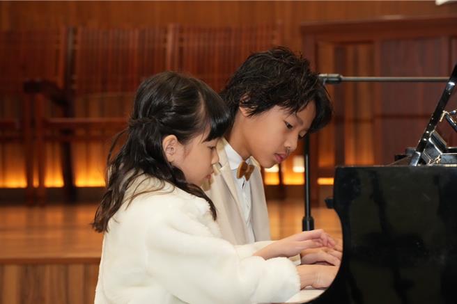 湯吟君指導的學生在愛心音樂會上表演精采。（林佳慈提供／廖素慧嘉市傳真）