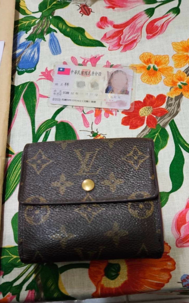 警方获报后调阅监视器锁定62岁林姓女犯嫌，昨日下午持拘票前往新北逮人，并查扣被害人遭窃之LV短皮匣一个，全案依窃盗罪移送侦办。（图／警方提供）