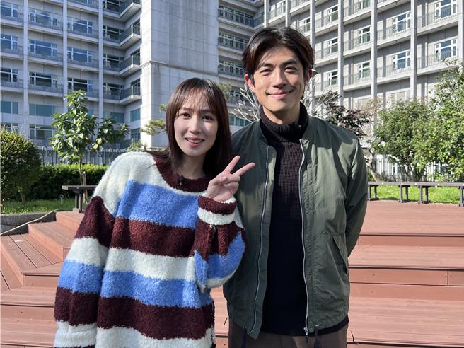 小薰、梁正群到台北慈济医院当「一日志工」。（大爱提供）