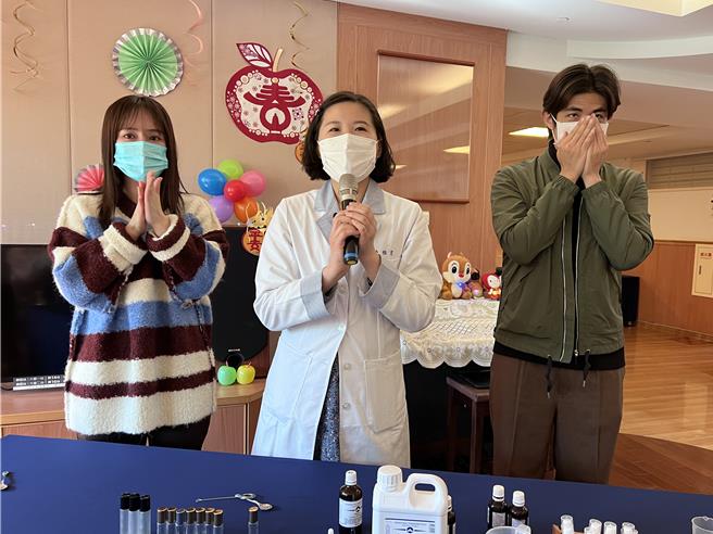 小薰（左）、梁正群（右）跟芳疗师学精油按摩。（大爱提供）