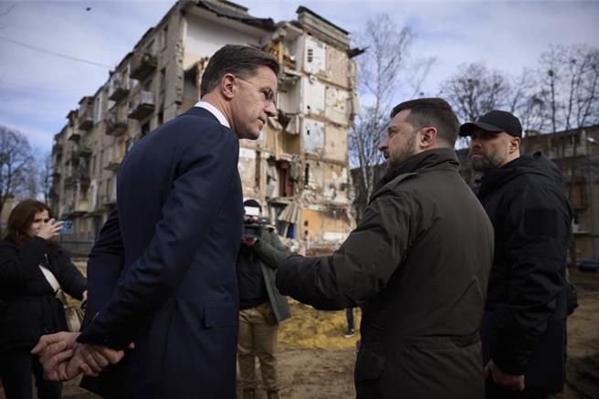 荷蘭總理呂特（左）1日到訪烏克蘭東部城市哈爾科夫，烏克蘭總統澤倫斯基向他說明當地遭俄軍空襲情況。（圖／美聯社）