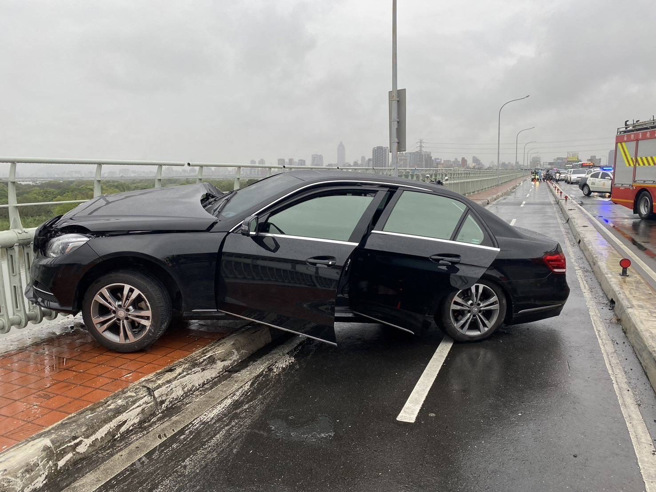 今2日下午15時許，新北市板橋區華江橋往板橋方向發生一起車禍。（圖／警方提供）