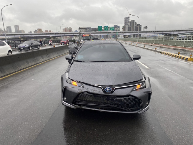 今2日下午15時許，新北市板橋區華江橋往板橋方向發生一起車禍。（圖／警方提供）