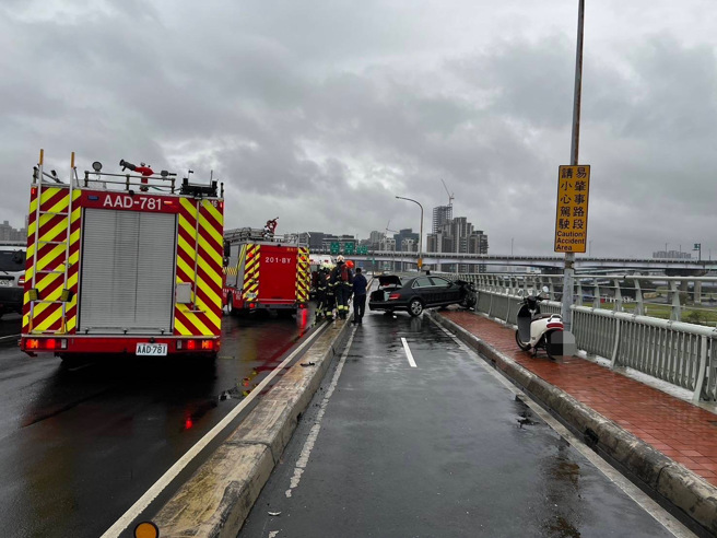 今2日下午15時許，新北市板橋區華江橋往板橋方向發生一起車禍。（圖／警方提供）