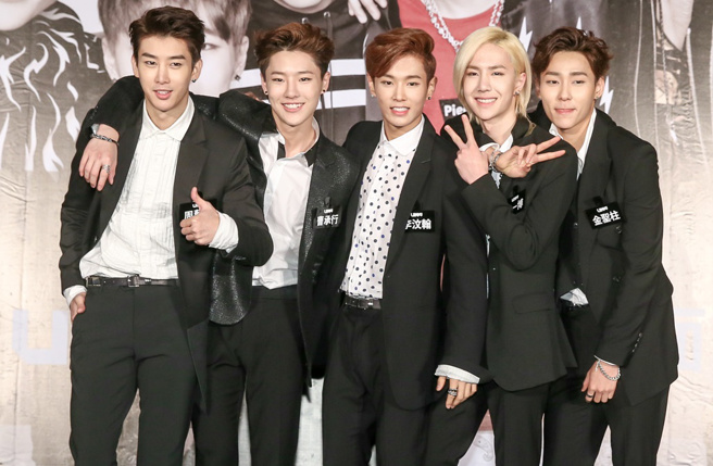 「UNIQ」由周艺轩（左起）、曹承衍、李汶翰、王一博、金圣柱组成。（图／中时资料照）