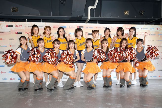 读卖巨人啦啦队「VENUS」与中信兄弟啦啦队「Passion Sisters」。（杜宜谙摄）