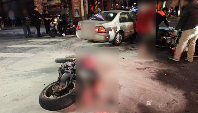 高雄市三民區昨晚發生死亡車禍，近百萬杜卡迪重機直行，撞上左轉轎車，重機駕駛頭部重創送醫不治。（警方提供／任義宇高雄傳真）
