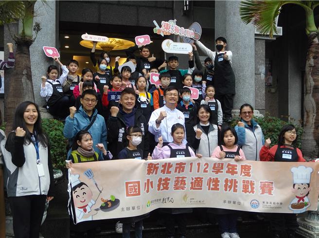 新北教育局长张明文（后排中）与国小适性挑战赛的师生合影。（张铠乙摄）