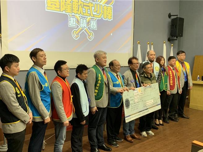 為推廣基隆少棒風氣，國際扶輪社3490地區基隆分區各社今年聯合舉辦「基隆軟式少棒邀請賽」，2日於武崙國小舉辦開幕式活動，本活動由身兼南區扶輪社長的基隆棒委會主委劉韋巡發起，圖為各社社長與代表合影，捐贈25萬元。（徐佑昇攝）