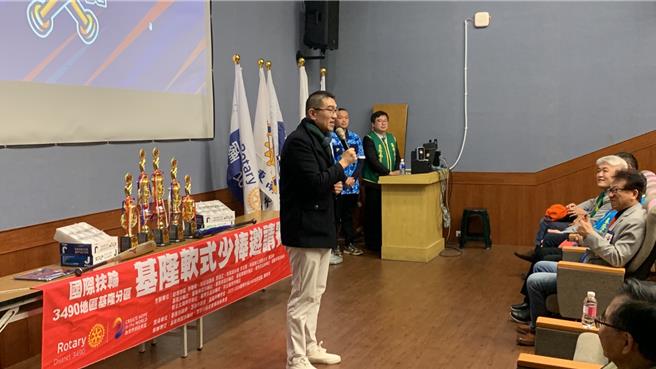 為推廣基隆少棒風氣，國際扶輪社3490地區基隆分區各社今年聯合舉辦「基隆軟式少棒邀請賽」，2日於武崙國小舉辦開幕式活動。基隆市長謝國樑表示，基隆因氣候因素，在練習上常有困難，因此他已與台北市政府洽談，未來能夠在河濱公園等場地能夠有更多合作機會，讓基隆的選手發光發熱。（徐佑昇攝）