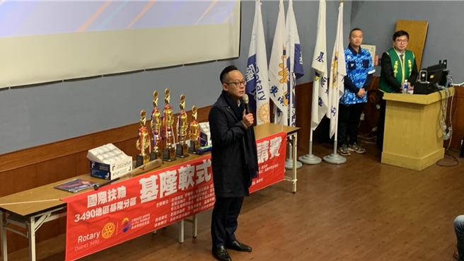 為推廣基隆少棒風氣，國際扶輪社3490地區基隆分區各社今年聯合舉辦「基隆軟式少棒邀請賽」，2日於武崙國小舉辦開幕式活動。基隆市議長童子瑋表示，他是非常資深的棒球迷，未來也很樂意協助爭取相關資源。（徐佑昇攝）