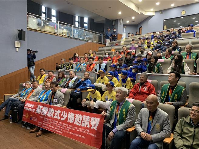 為推廣基隆少棒風氣，國際扶輪社3490地區基隆分區各社今年聯合舉辦「基隆軟式少棒邀請賽」，2日於武崙國小舉辦開幕式活動，本活動基隆共有8組隊伍參加，與來自台中與新竹的隊伍切磋。（徐佑昇攝）