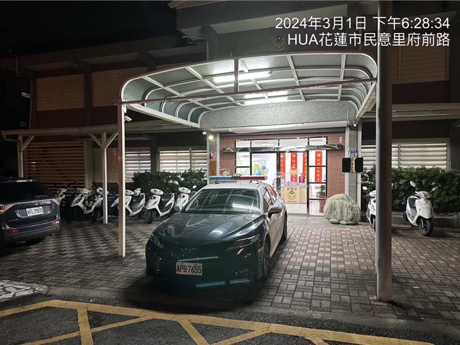 防止再遭衝撞，花蓮縣警局已通令各派出所，在入口處，先停放警用巡邏車緩衝保護。（花蓮縣警局提供／王志偉花蓮傳真）