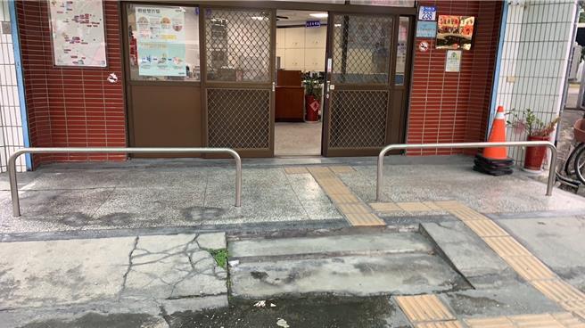 花蓮縣警局盤點各所屬機關出入口安全性，目前已有分局自行在防護性較低的派出所前方加裝護欄。（花蓮縣警局提供／王志偉花蓮傳真）
