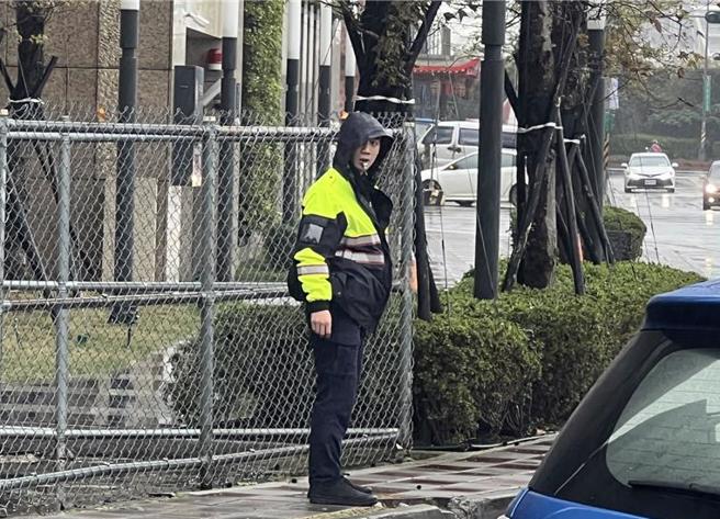 殉职警员苏昱鸿的同窗好友林钰翔，今天正好在殡仪馆周边值勤。（王扬杰摄）