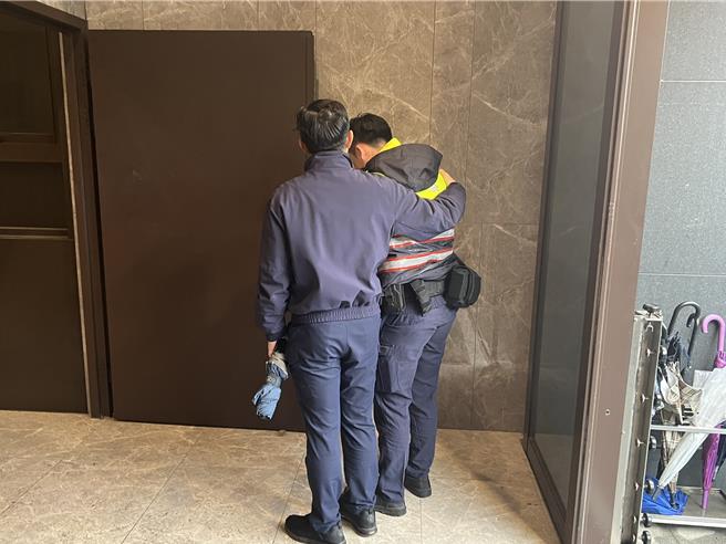 林钰翔（右）回忆好友悲伤痛哭，海山分局长陈保绪（左）赶紧上前安慰。（王扬杰摄）