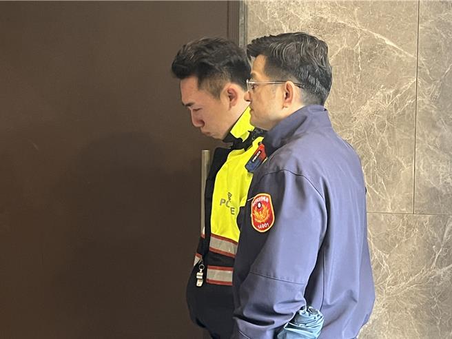 林钰翔（左）回忆好友悲伤痛哭，海山分局长陈保绪（右）赶紧上前安慰。（王扬杰摄）