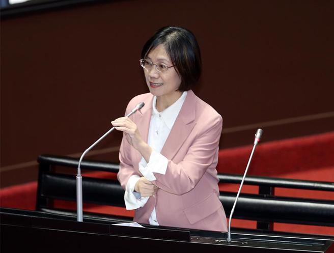國民黨立委翁曉玲1日在立法院質詢行政院長陳建仁。（本報資料照片）
