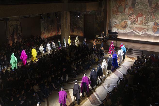 三宅一生2024秋冬女装大秀，为我们带来一场服装歷史巡礼。（Issey Miyake提供／黄唯淯台北传真）