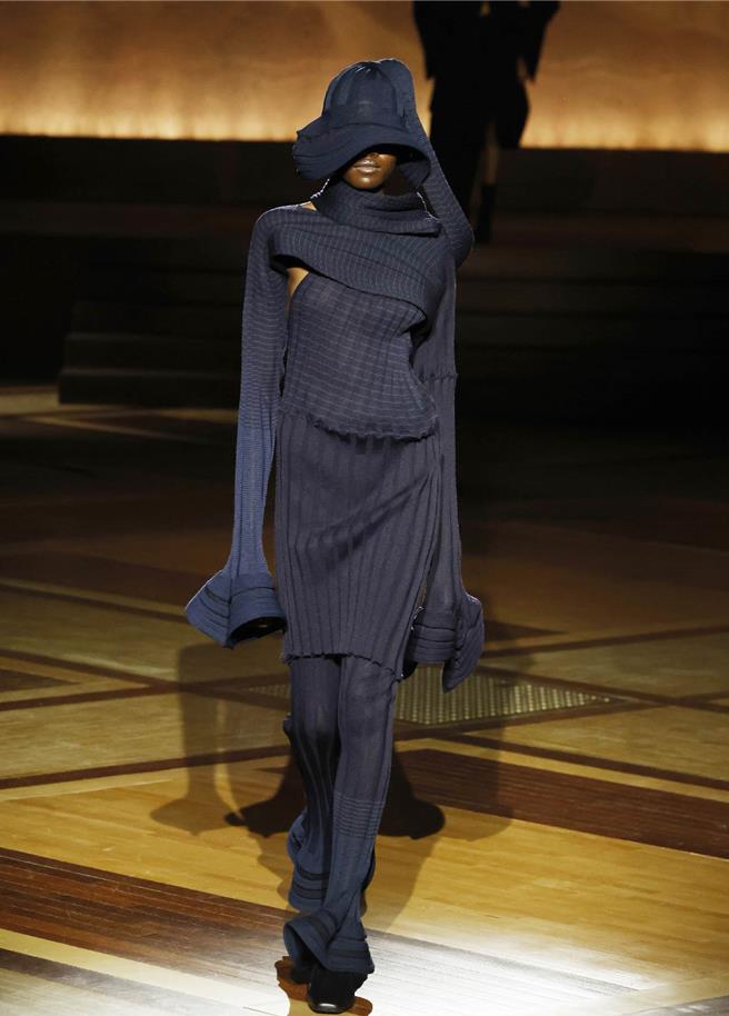 无缝合线，但又巧妙的用同一块布表现出不同纹理，只能说三宅一生的设计功力实在高明。（Issey Miyake提供／黄唯淯台北传真）