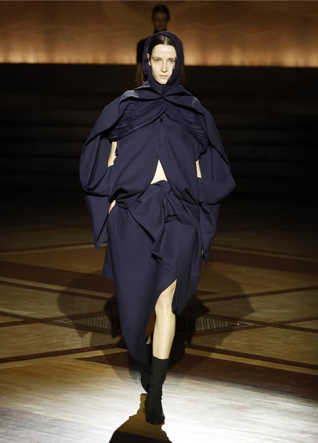 以薄如宣纸的纤维混合羊毛，打造出的Envision一件式服装作品。（Issey Miyake提供／黄唯淯台北传真）