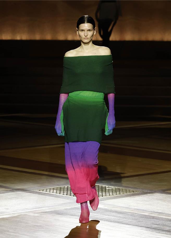 宛如天际线变幻莫测的色彩，三宅一生也取其做为服装设计灵感，并命名为Nuance Tube。（Issey Miyake提供／黄唯淯台北传真）