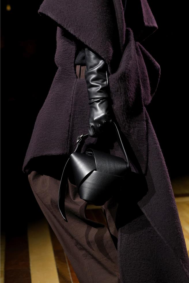 配件部份可以看到融入日本和服元素的小包设计。（Issey Miyake提供／黄唯淯台北传真）