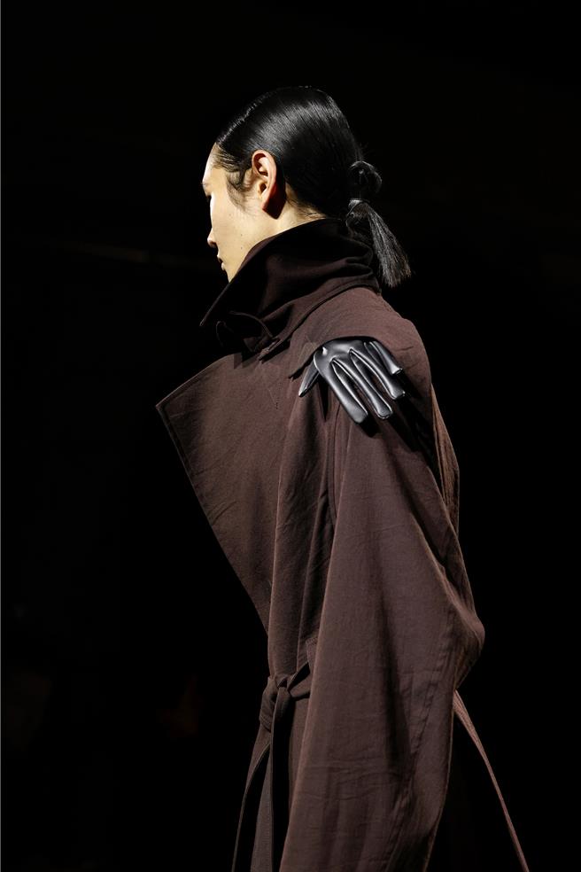 大衣上的手套设计颇具童心。（Issey Miyake提供／黄唯淯台北传真）