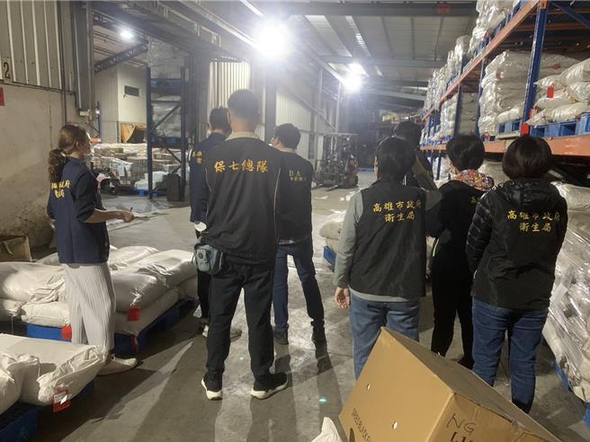 高雄市卫生局与会同食品药物管理署南区管理中心，及内政部警政署保安警察第七总队，前往查封违规产品共3万2739公斤，并主动移请台湾高雄地方检察署侦办。（高雄市卫生局提供／任义宇高雄传真）
