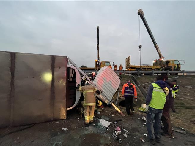 国道一南下265K＋410嘉义路段大货车翻落边坡，嘉义县市消防人员抢救。（读者提供／廖素慧嘉义传真）