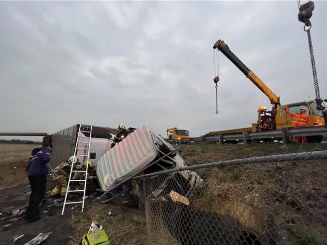 国道一南下嘉义路段大货车翻落边坡，嘉义县市消防人员抢救。（读者提供／廖素慧嘉义传真）