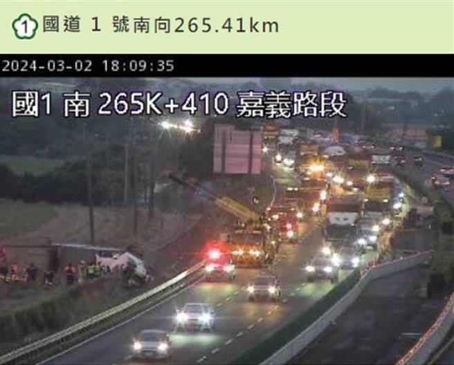 国道一南下265K＋410嘉义路段大货车翻落2伤，车流回堵。（廖素慧翻摄）