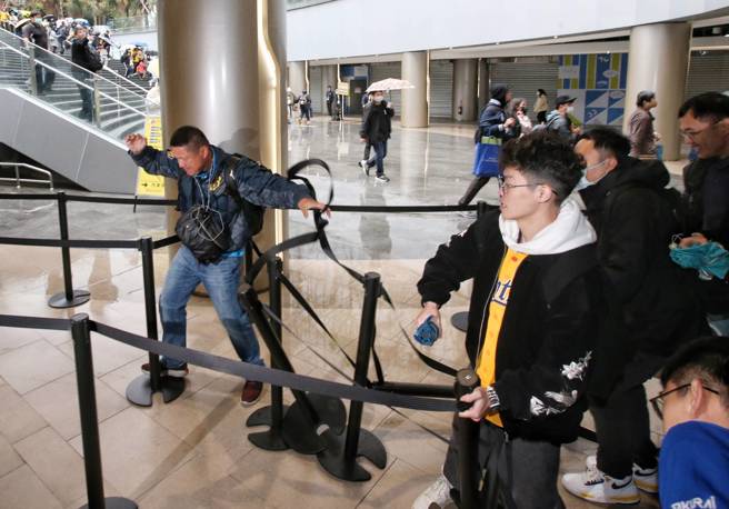 球迷搶購巨人交流賽周邊商品。（趙雙傑攝）