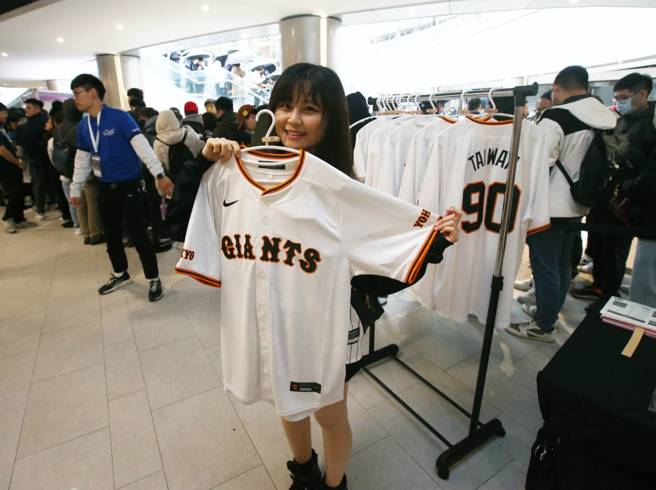 球迷搶購巨人交流賽周邊商品。（趙雙傑攝）