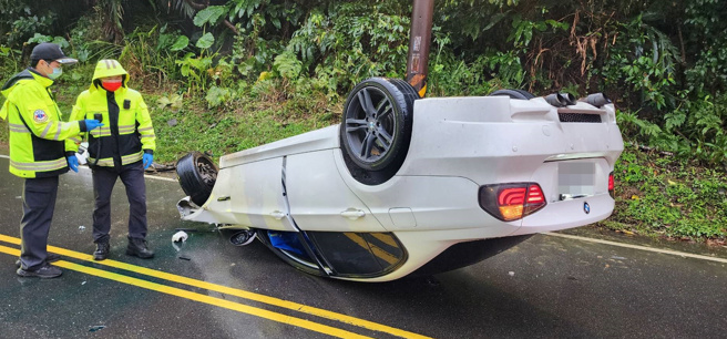 今（2）日下午16時許，新北市瑞芳區逢甲路發生一起車禍意外，37歲余姓男子駕駛自小客車行經該路段時，不明原因自撞山壁後翻覆四輪朝天。（圖／警方提供）
