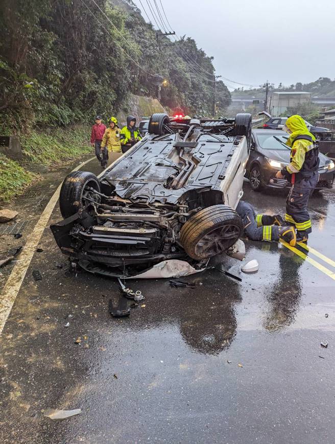 今（2）日下午16時許，新北市瑞芳區逢甲路發生一起車禍意外，37歲余姓男子駕駛自小客車行經該路段時，不明原因自撞山壁後翻覆四輪朝天。（圖／民眾提供）