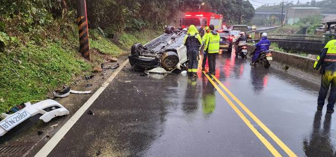 今（2）日下午16時許，新北市瑞芳區逢甲路發生一起車禍意外，37歲余姓男子駕駛自小客車行經該路段時，不明原因自撞山壁後翻覆四輪朝天。（圖／警方提供）