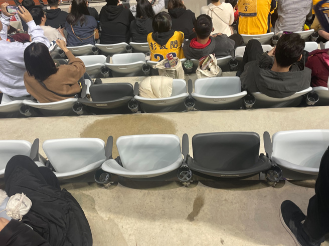 「2024读卖巨人军90周年纪念台湾试合」今(2)、明(3)日台北大巨蛋开打，并首次开放到3.6万人入场，不过今晚赛事传出内野4楼观眾席有区域发生漏水事件。（刘彦宜摄）