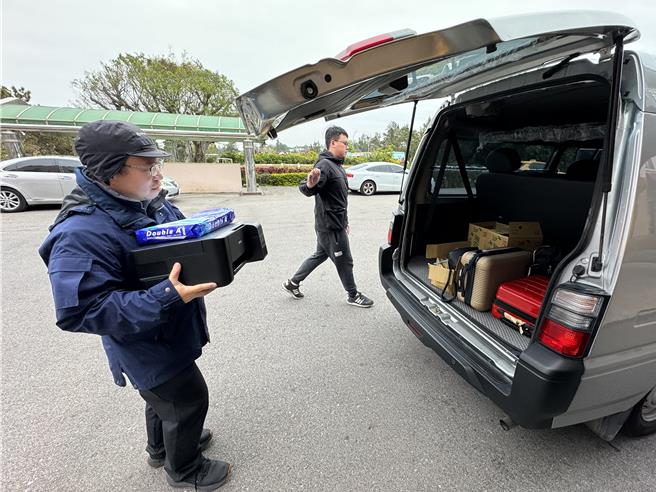 原订今日下午13时将召开第14次的闭门密商，却传出陆方再度「放鸟」，海巡留守会场人员原已将印表机等文书工具搬上车准备撤场，又突然接到通知要开会，相当傻眼。(于家麒摄)