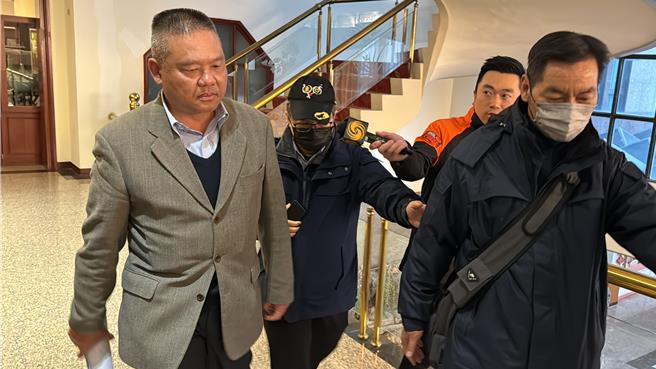 歷经1个多小时的第14次协商仍无结果，会议结束后海巡署副署长许静芝(左一)依旧未对外做任何说明。(于家麒摄)