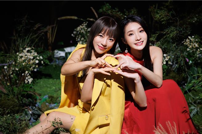 丁噹（左）近来推出新歌，邀来陈华合作对唱。（相信音乐提供）