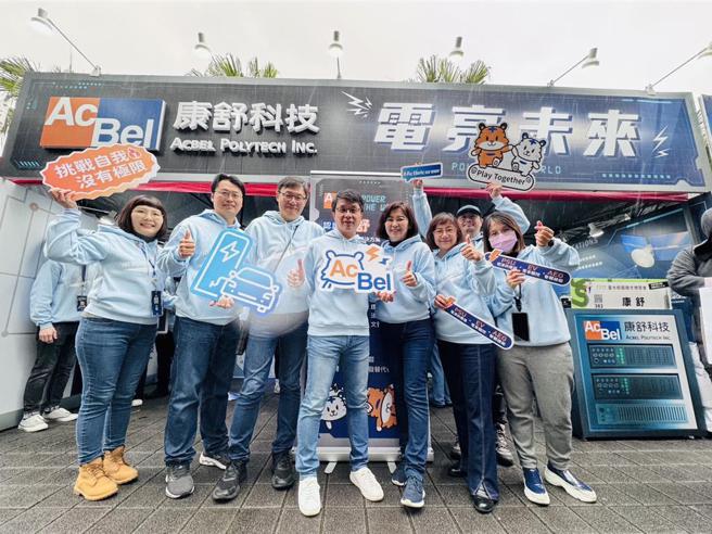 康舒科技2024年校园徵才活动今(2)日起跑！ 由执行副总吕宜兴与人资长陈季杏带领团队到现场徵才。图／康舒提供