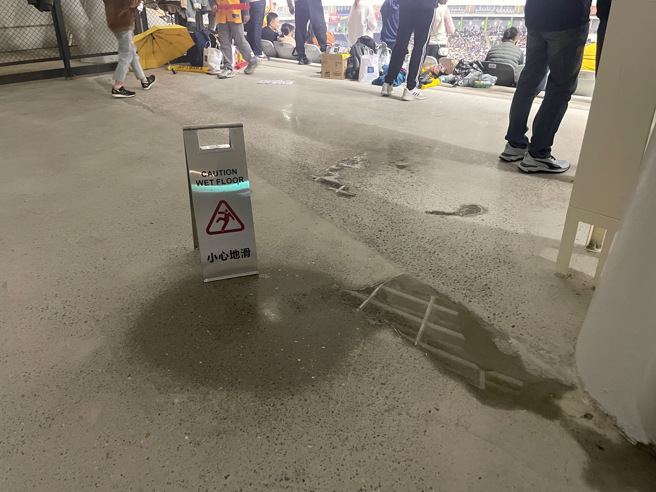 「2024读卖巨人军90周年纪念台湾试合」今(2)、明(3)日台北大巨蛋开打，并首次开放到3.6万人入场，不过今晚赛事传出内野4楼观眾席有区域发生漏水事件。（刘彦宜摄）