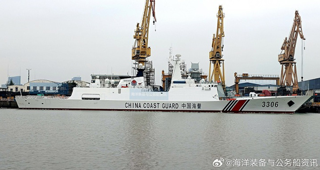 大陆海警3000吨级巡逻舰3306舰，1日出现在金门与台湾之间的海域。(翻摄自「海洋装备与公务船资讯」微博)