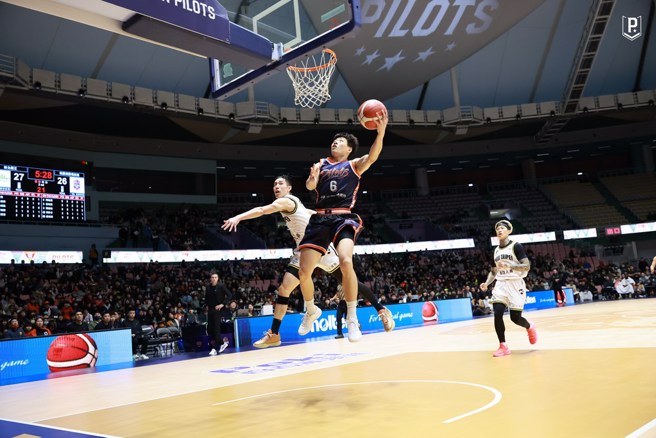 关达佑快攻上篮，身旁的林书纬已经追不上。(领航猿提供)