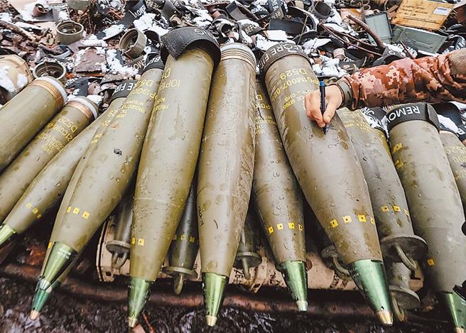美國軍援烏克蘭的155公釐榴彈砲砲彈。（路透）