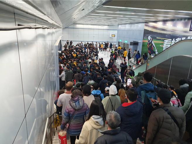 中华职棒中信兄弟与日本职棒读卖巨人2日在台北大巨蛋进行国际职棒交流赛，离场时捷运塞爆，北捷妤现场加强标示及人员引导，并採取列车加密班距因应，自人潮进入车站至现场纾解约40分钟。（刘彦宜摄）
