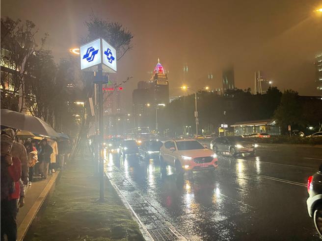 离场时忠孝东路、逸仙路一度涌入车潮，但整体交通大致仍算顺畅。（刘彦宜摄）