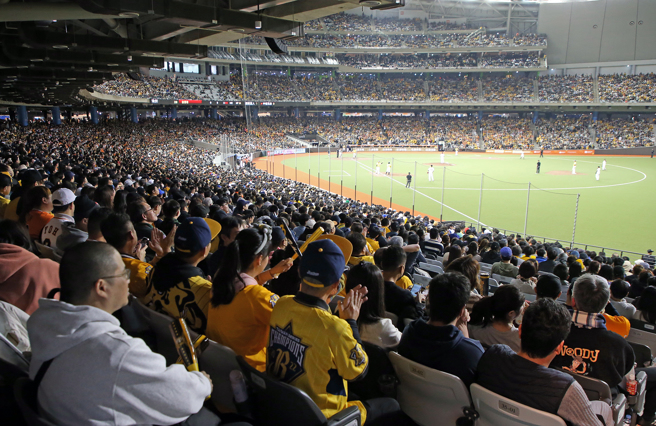 台北大巨蛋2日涌入37890名球迷进场，打破台湾棒坛纪录。（赵双杰摄）